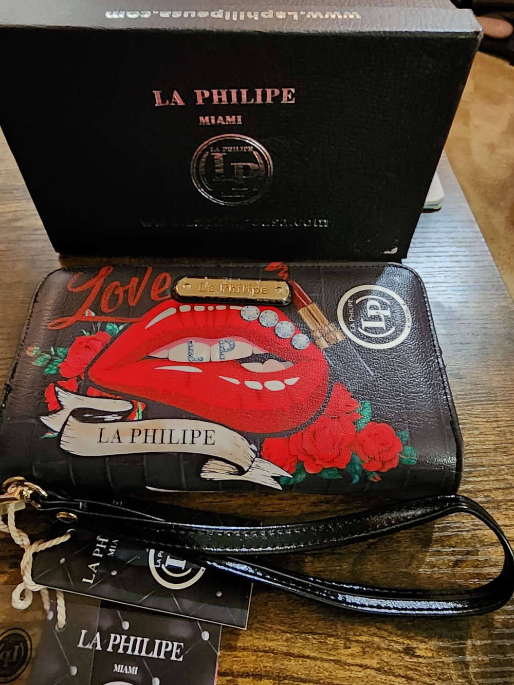 La PHILIPE red LIP WALLET WRSTLET. NWT WITH BOX